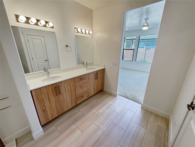 Building Photo - 3011 E Lavatera Dr