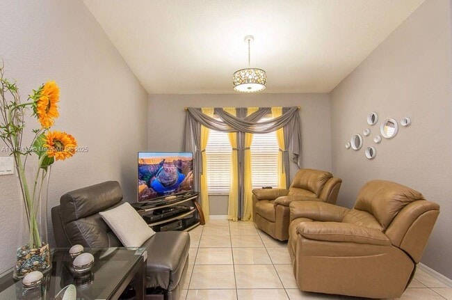 Building Photo - 1940 SE 14th Ct