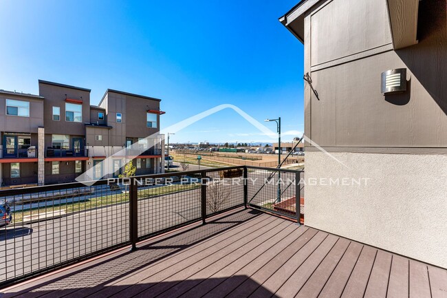 Building Photo - Beautiful Townhome with 2 Car Garage and Central A/C