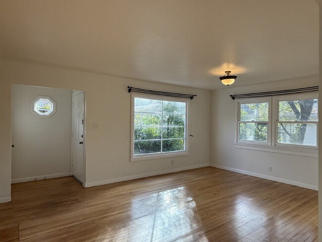 Building Photo - Charming 2 Bedroom San Anselmo Home