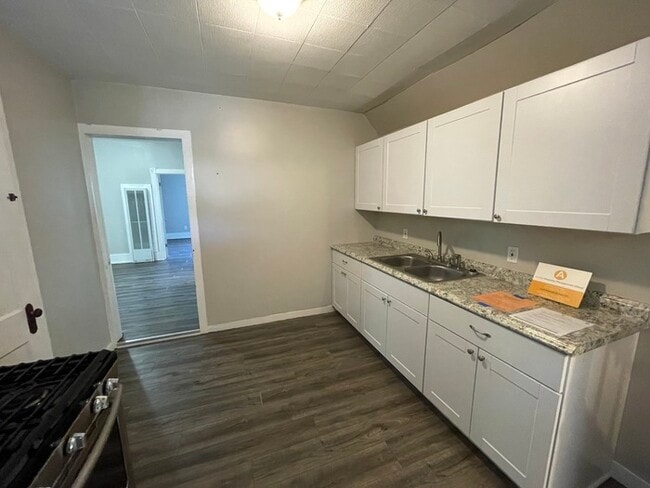 Building Photo - Downtown Sparta Two Bedroom Upper Unit