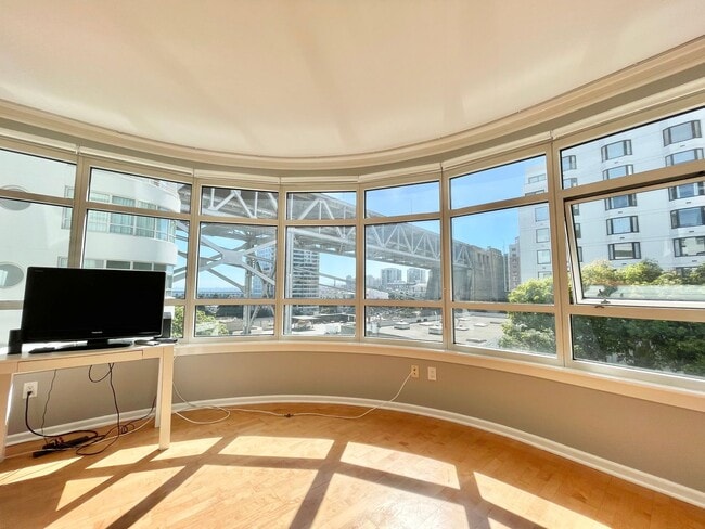 Building Photo - Spacious 1BR  / 1BA Portside Condo, Views,...