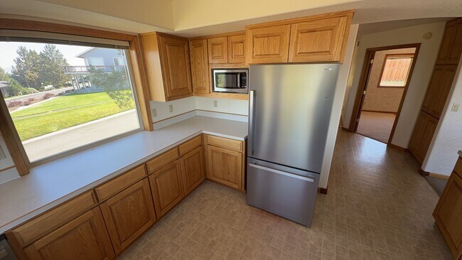 Building Photo - 3405 SW Hillcrest Dr