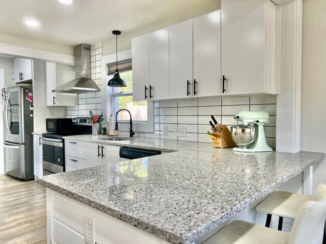 Building Photo - IMMACULATE with ALL THE UPDATES!