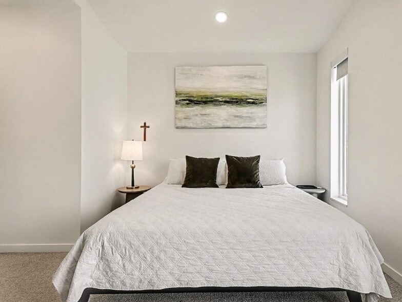 Building Photo - 5302 Elmwood Plz