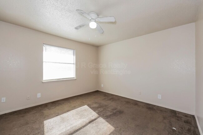 Building Photo - 5853 Shadydell Dr