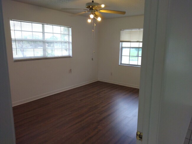 Building Photo - 2 bedroom 2 bathroom adorable house for rent