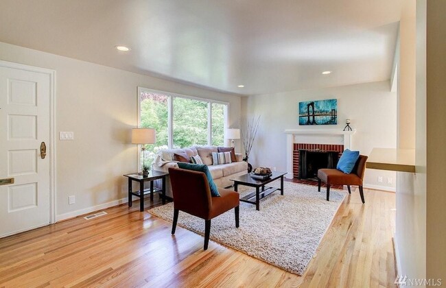 Building Photo - Serene Wedgwood home