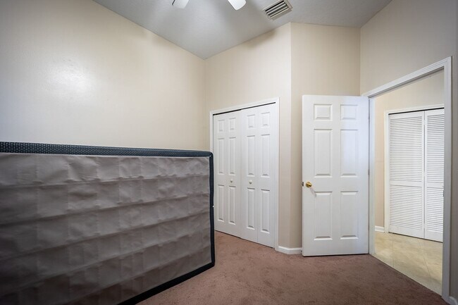Building Photo - Spacious 2BR/2BA Condo – First Floor, Gate...