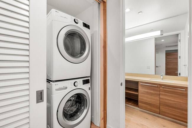 Building Photo - 855 N Croft Ave