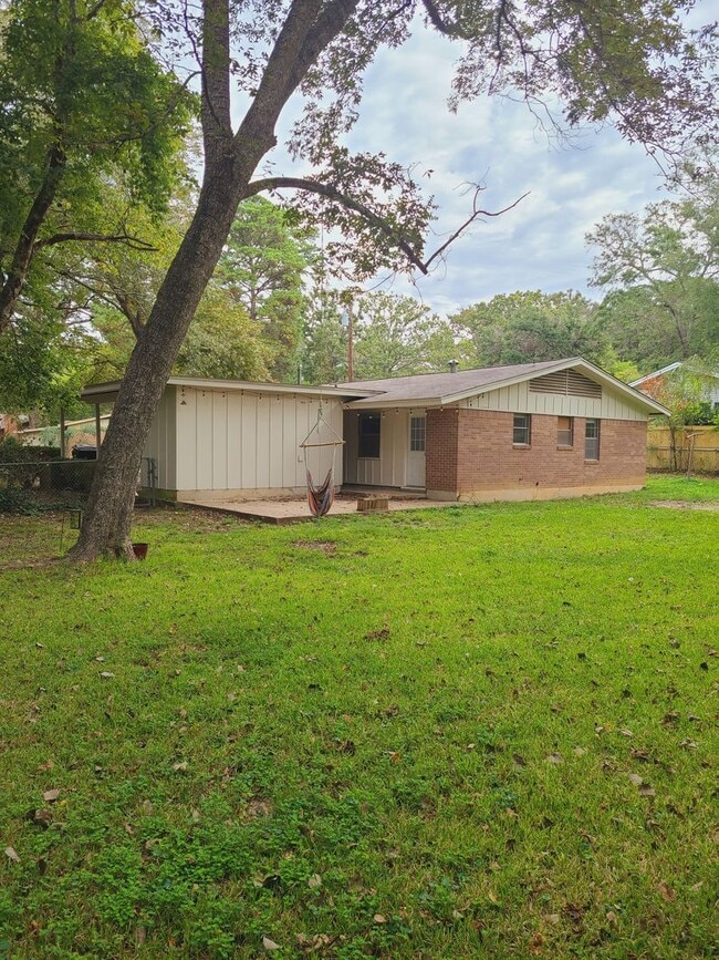 Building Photo - 3 Bedroom Mid-Century Rental