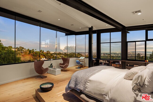 Building Photo - 1406 1/2 N Kenter Ave