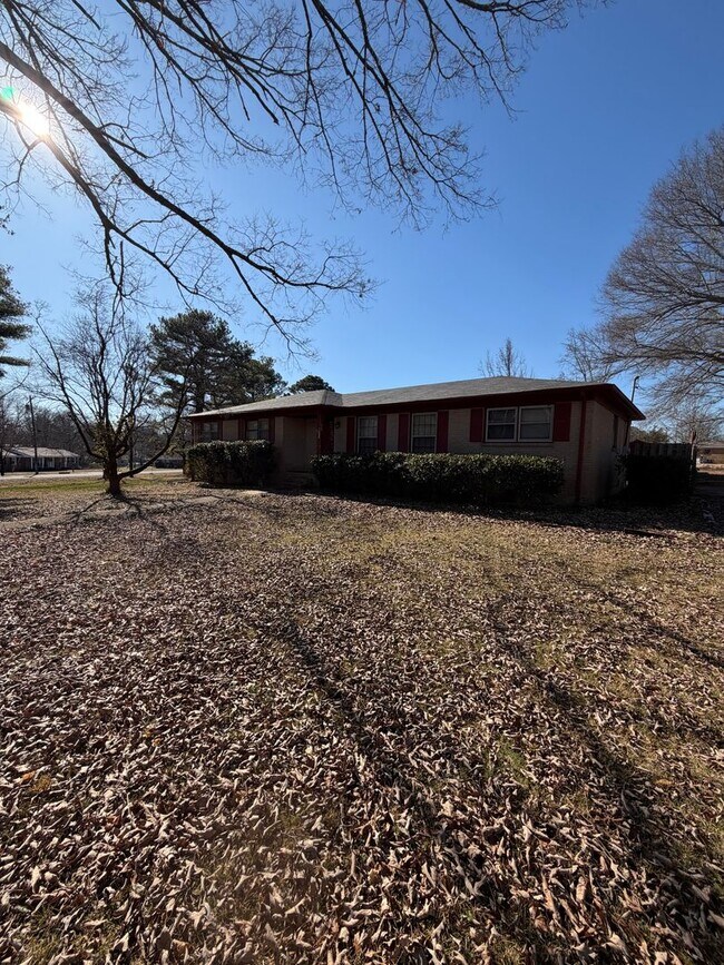 Building Photo - 1,640 Sq Ft | 4 Bed | 2 Bath