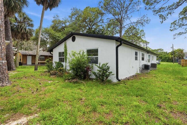Building Photo - 7133 Pinewood Dr
