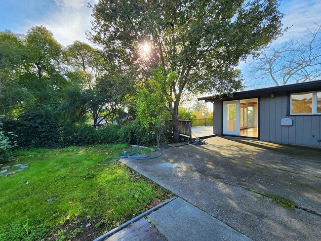 Building Photo - 2015 Cummings Dr