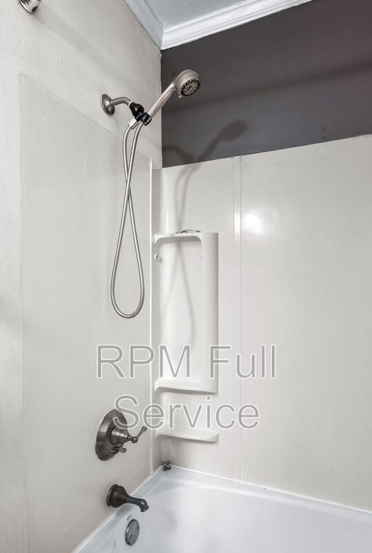 Building Photo - 810 Bellevue Rd