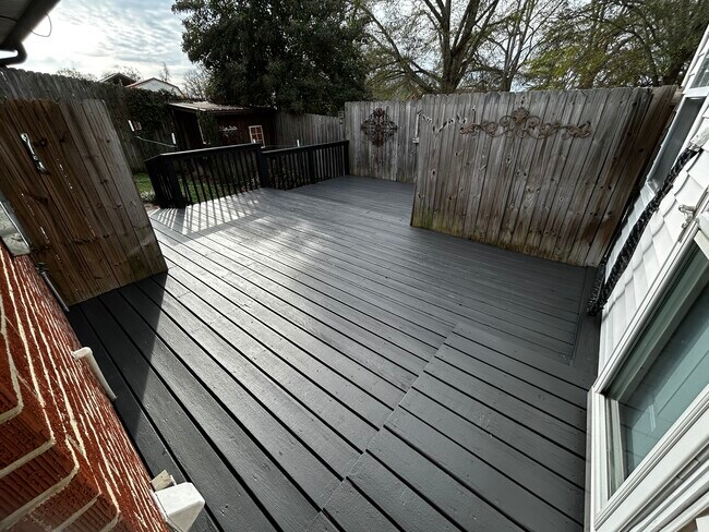 Building Photo - 102 Church St