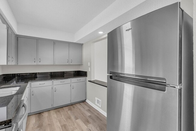 Building Photo - Amazing Townhomes