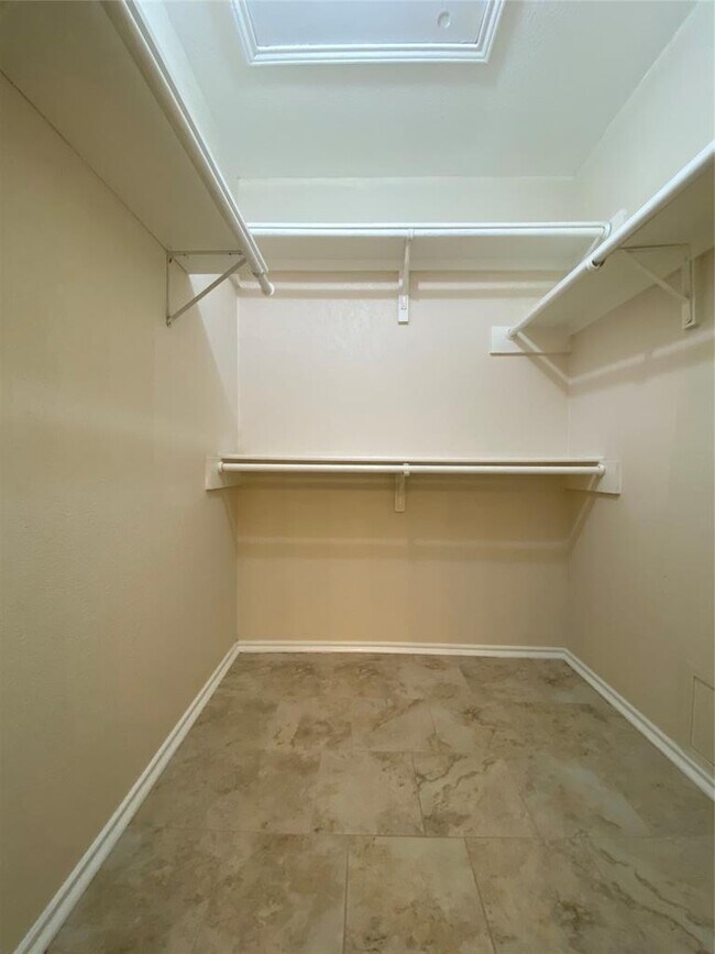 Building Photo - 1202 Thorpe Ln