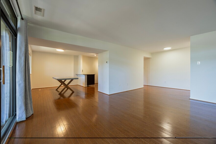 Building Photo - 1643 Parkcrest Cir