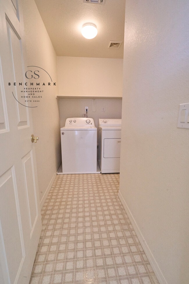 Building Photo - 4211 E Wading Pond Dr