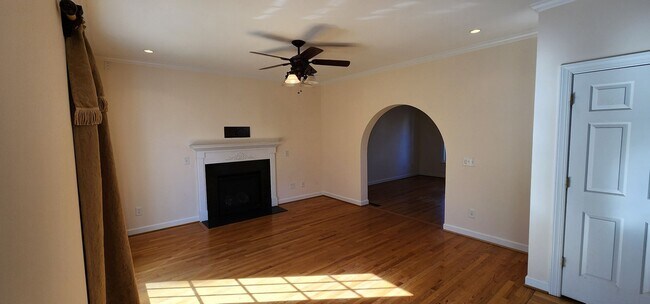 Building Photo - Nice 2 story brick home near Reagan High School