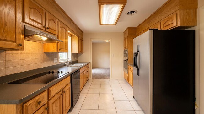 Building Photo - 4007 Greenwood Dr