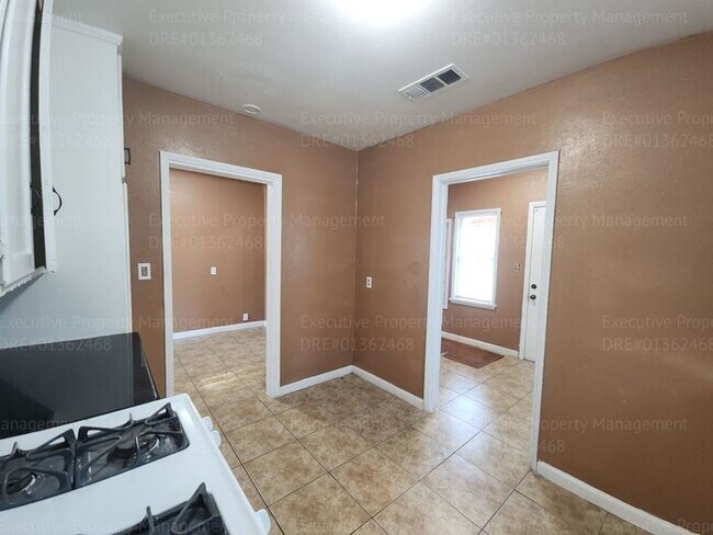 Building Photo - Charming 2 bedroom, 1 bathroom house near ...