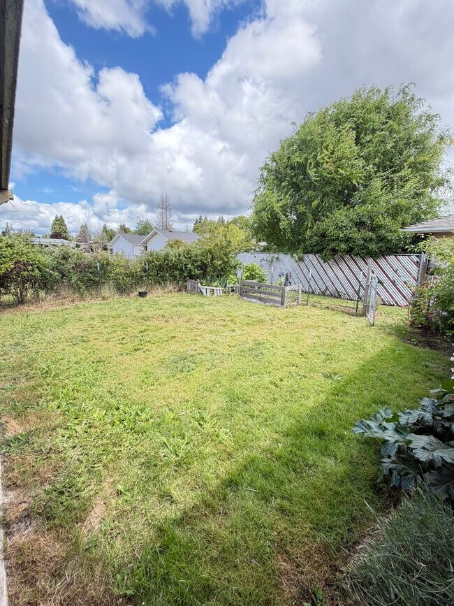 Building Photo - Newly Remodeled 2 Bedroom with Fenced yard!