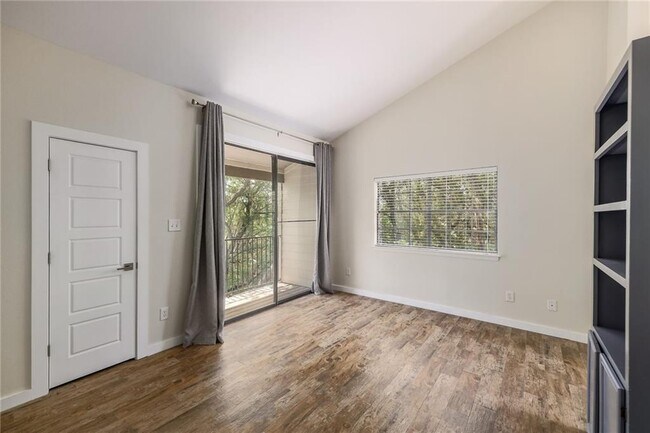 Building Photo - 1938 Holly Hill Dr