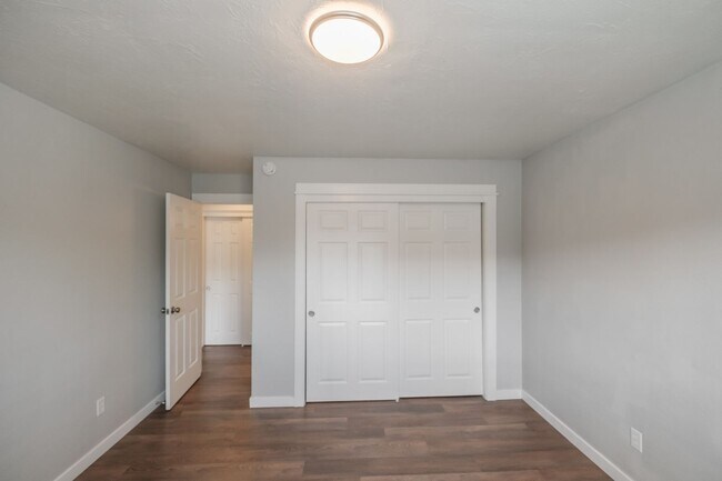 Building Photo - Beautiful 2 Bed, 1 Bath Second Floor Apartment Near Downtown Albany!
