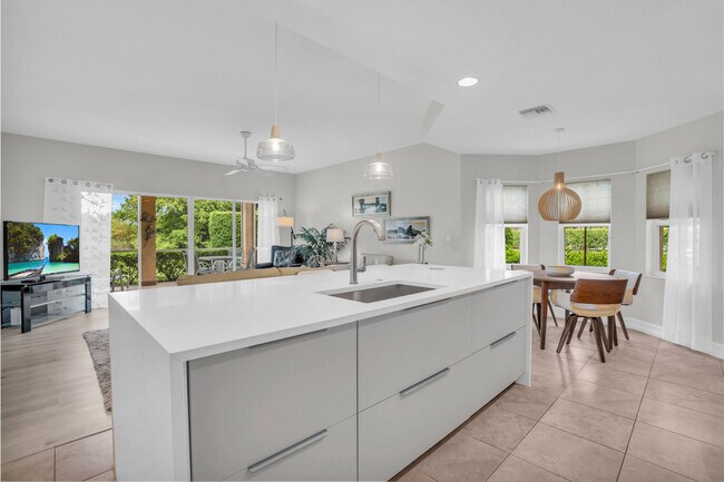 Building Photo - 28650 Carriage Home Dr