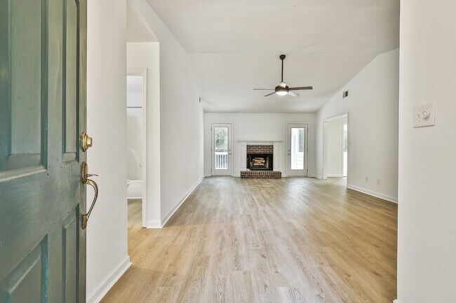 Building Photo - 204 Ruskin Rd