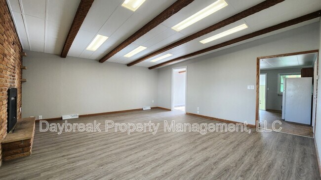 Building Photo - 729 14th St N