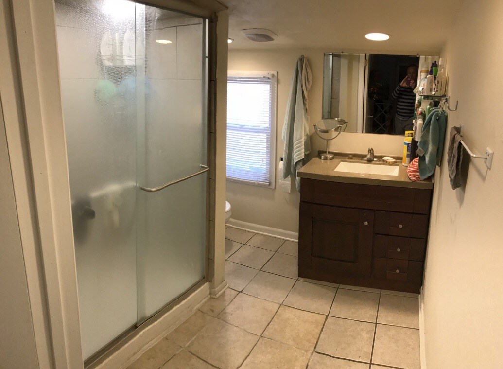 upstairs bathroom - 18 N Bassett St