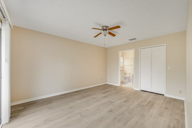 Building Photo - Spacious 3/2 with split plan and large fenced yard!