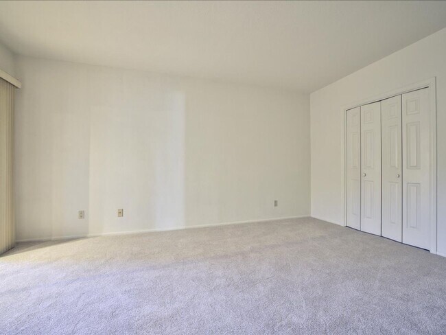 Building Photo - 3 Bedroom 2 Bathroom with Community Pool!!