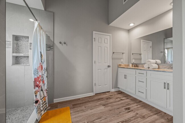 Building Photo - Stunning 4 bedroom with two bonus spaces, ...