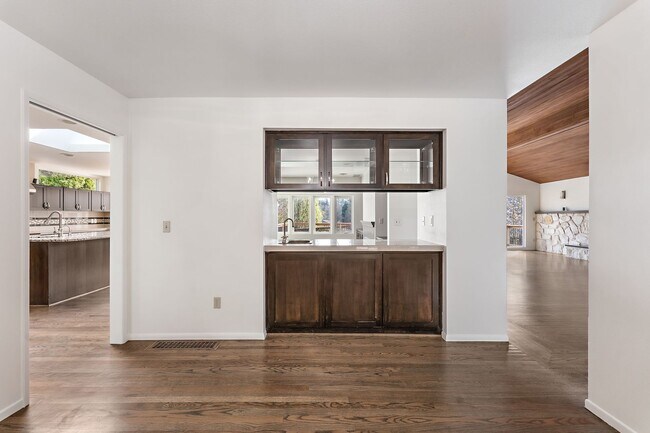 Building Photo - 4-Bedroom Luxury Home for Rent by Portland...