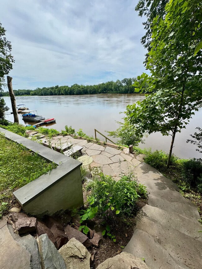 Building Photo - 54 River Dr