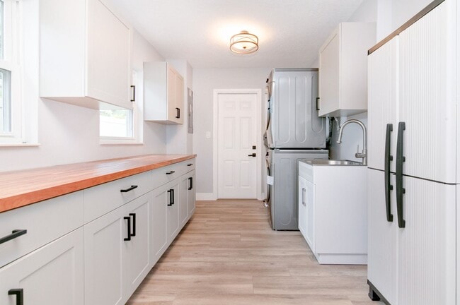 Building Photo - Gorgeous Mid-Centry Modern 3bed/2bath with...