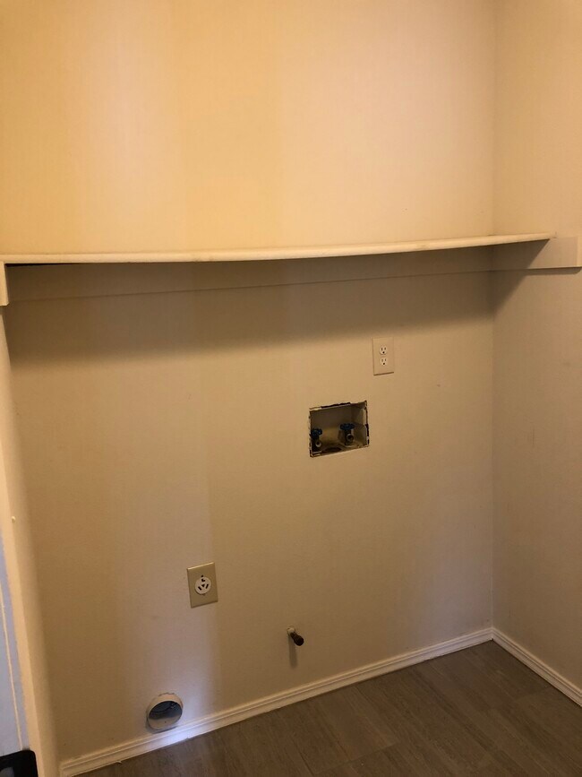 washer/dryer hook up - 800 N Laurel Ave