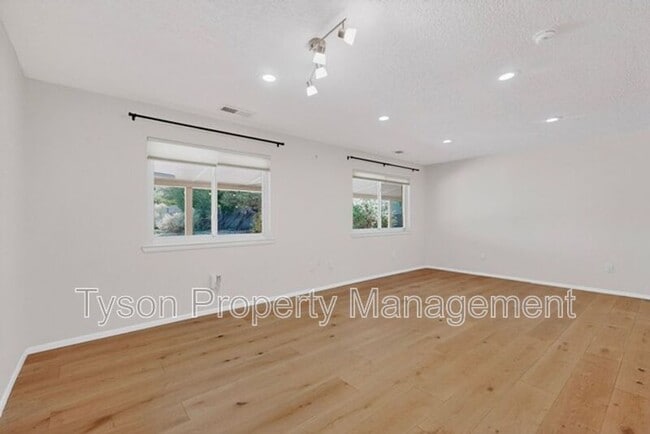 Building Photo - 8301 Cherry Hills Dr NE