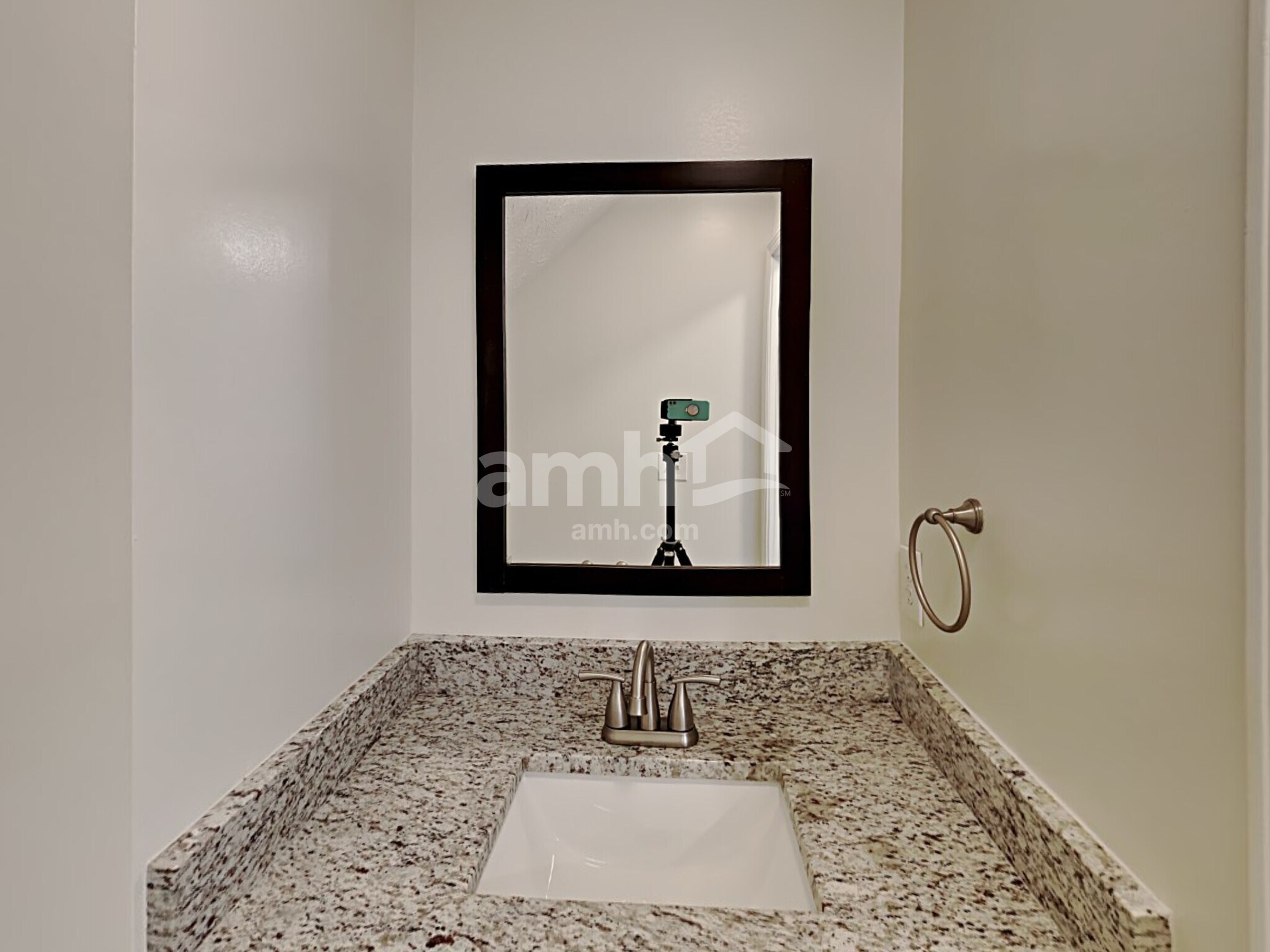 Building Photo - 2180 Lexington Ln