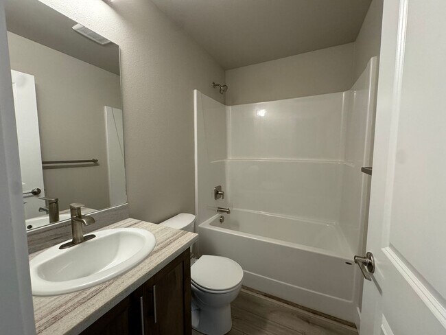 Building Photo - Green Area 3 Bedroom 2 Bath Duplex with Ga...