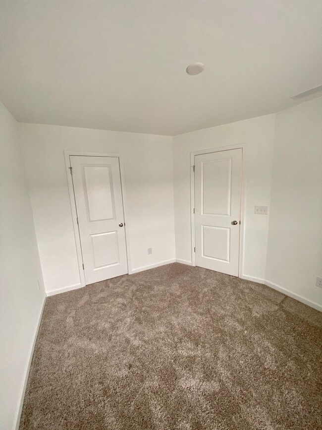 Building Photo - Well Maintained 3BR/2.5BA Townhouse in Pringle Townes; Available July 10