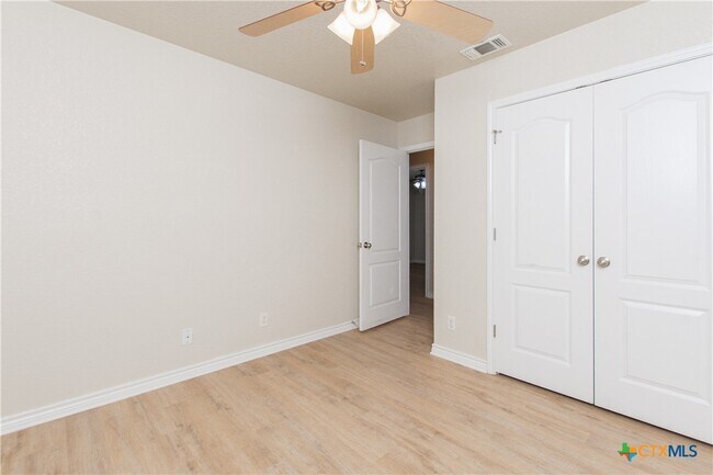 Building Photo - 404 Rowdy Dr