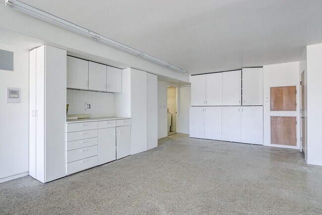 Building Photo - Beautifully Remodeled, 4BR4.5BA Hill Section Home w/ Amazing Panoramic Ocean Views, 3 Decks, Atri...