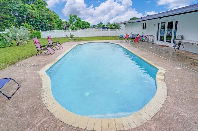 Building Photo - 17000 NW 18th Ave