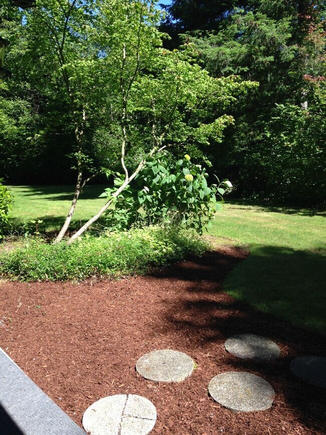 Building Photo - 3 Bed, 1.75 bath Condo w/2 parking spots i...